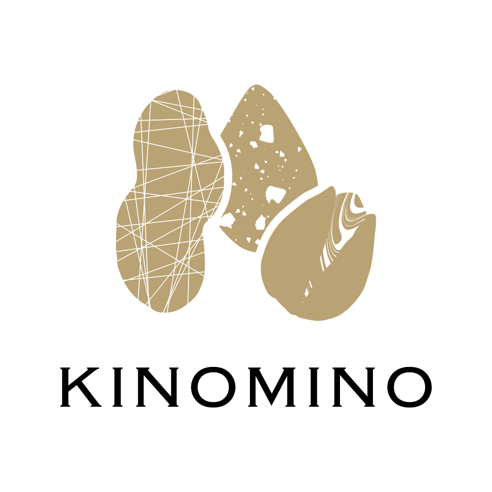 KINOMINOのロゴマーク。3種のナッツを図案化したシンボルとロゴタイプ